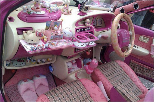 Внутри автомобиля Hello Kitty